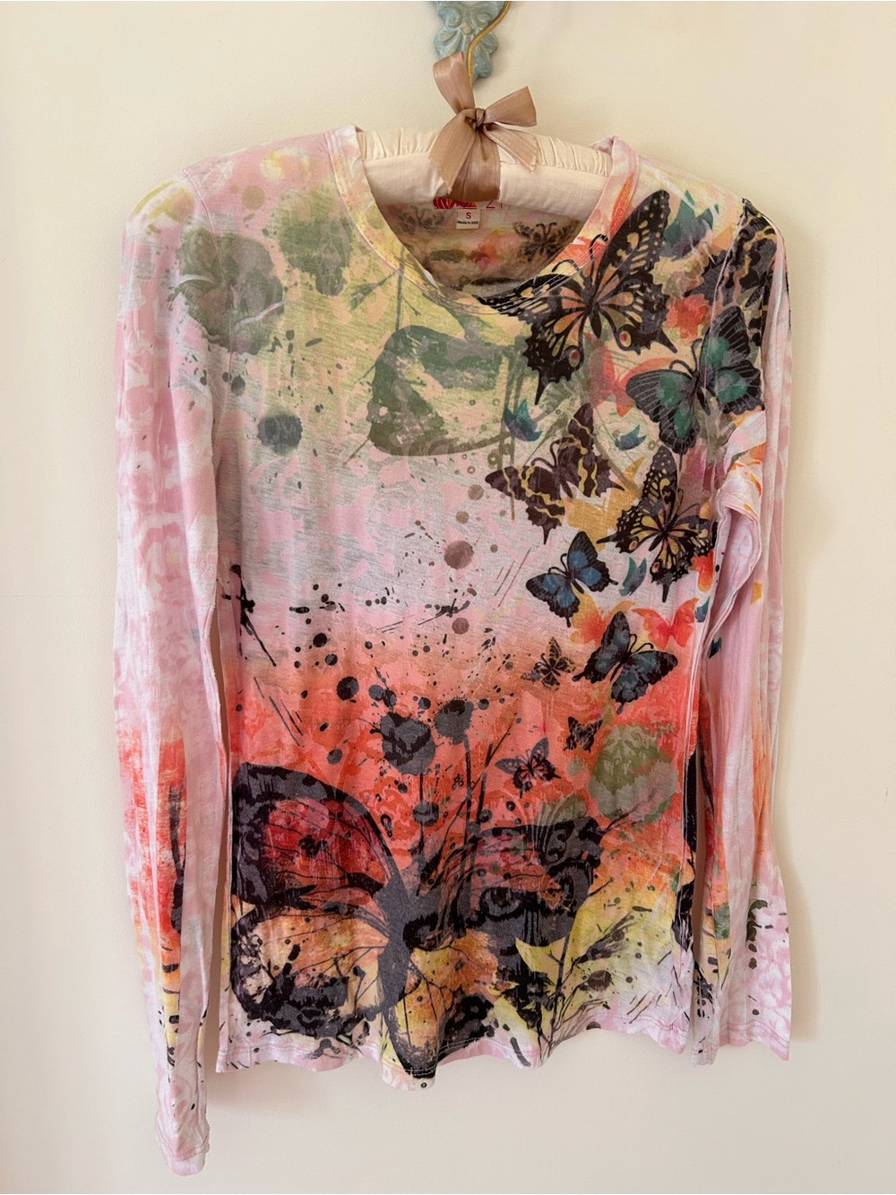 🦋 Y2K F21 Butterfly and Baroque Long Sleeve Shirt 🦋 
Size: Small
GUC (Pilling)